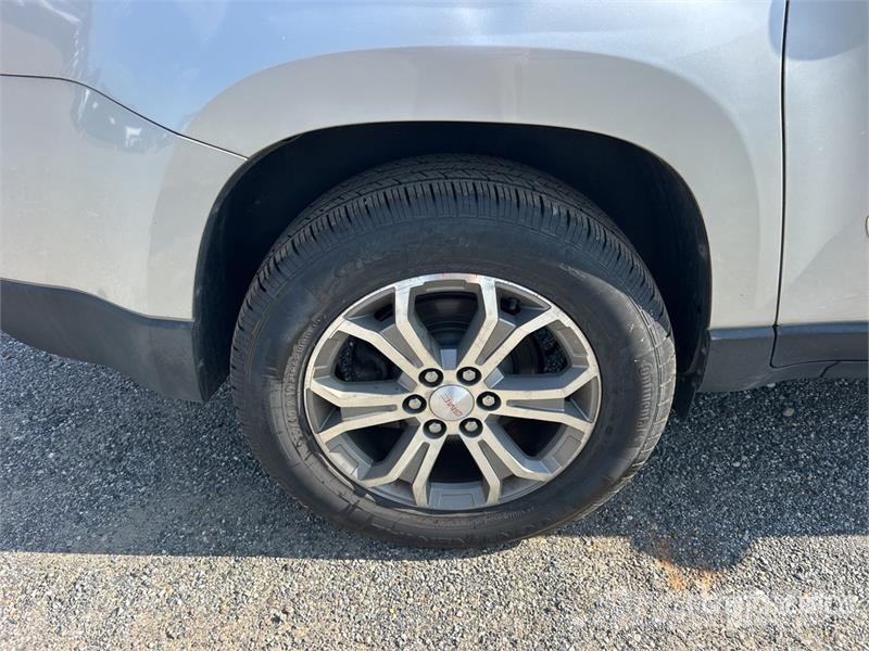 GMC Acadia AWD SUV Otomobiller