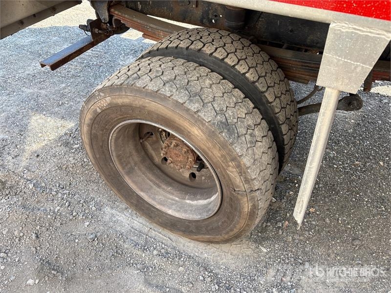GMC C5500 4x2 Salt box in bed S/A Dump Truck (Inoperab Tipper trucks