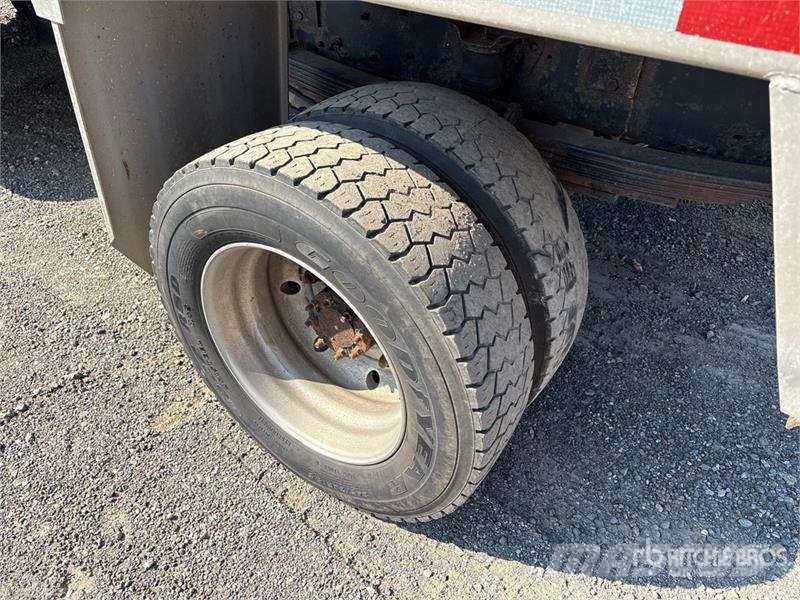GMC C5500 4x2 Salt box in bed S/A Dump Truck (Inoperab Tipper trucks