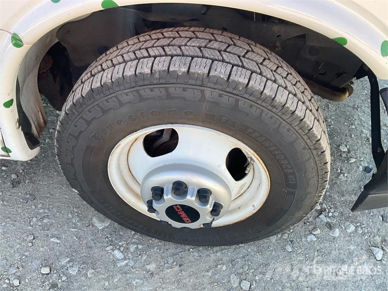 GMC Savana 3500 4x2 4x2 Refrigerated Truck شاحنات بدرجة حرارة قابلة للضبط