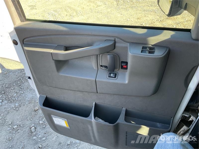 GMC Savana 3500 4x2 4x2 Refrigerated Truck شاحنات بدرجة حرارة قابلة للضبط