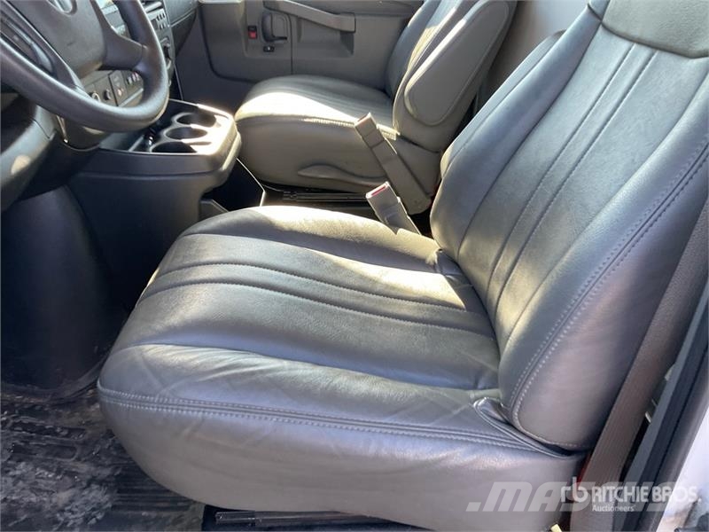 GMC Savana 3500 4x2 4x2 Refrigerated Truck شاحنات بدرجة حرارة قابلة للضبط