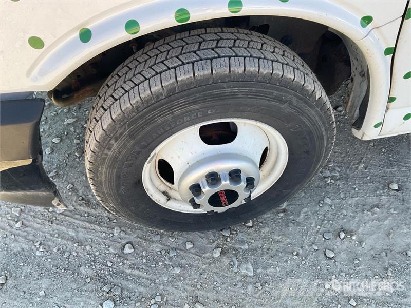 GMC Savana 3500 4x2 4x2 Refrigerated Truck شاحنات بدرجة حرارة قابلة للضبط