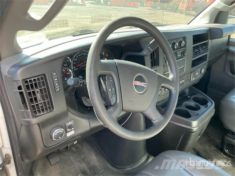 GMC Savana 3500 4x2 Van Truck Грузовики-Фургоны