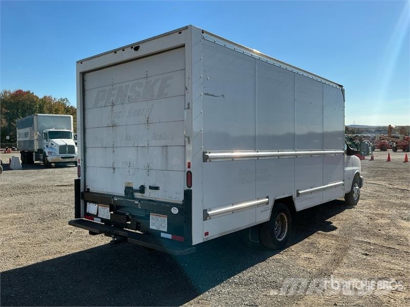 GMC Savana 3500 4x2 Van Truck Грузовики-Фургоны