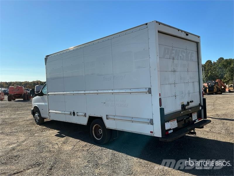 GMC Savana 3500 4x2 Van Truck Грузовики-Фургоны