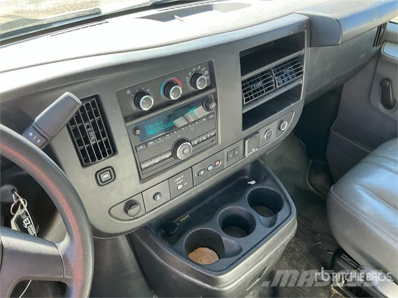 GMC Savana 3500 4x2 Van Truck Грузовики-Фургоны
