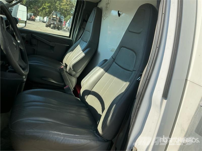GMC Savana 3500 4x2 Van Truck Грузовики-Фургоны