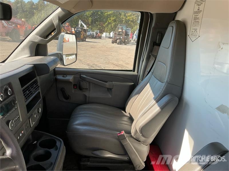 GMC Savana 3500 4x2 Van Truck Грузовики-Фургоны