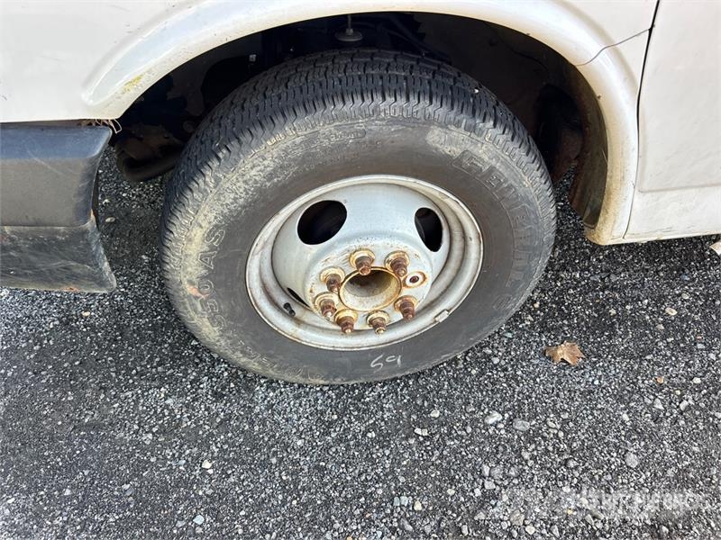 GMC Savana 4500 4x2 Van Truck (Inoperable) Skriňová nadstavba