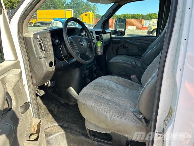 GMC Savana G3500 4x2 Van Truck Skriňová nadstavba