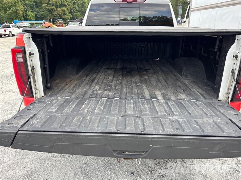 GMC Sierra 3500HD Denali 4x4 Crew Cab Pickup Övriga bilar