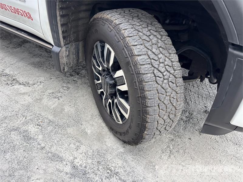 GMC Sierra 3500HD Denali 4x4 Crew Cab Pickup Övriga bilar