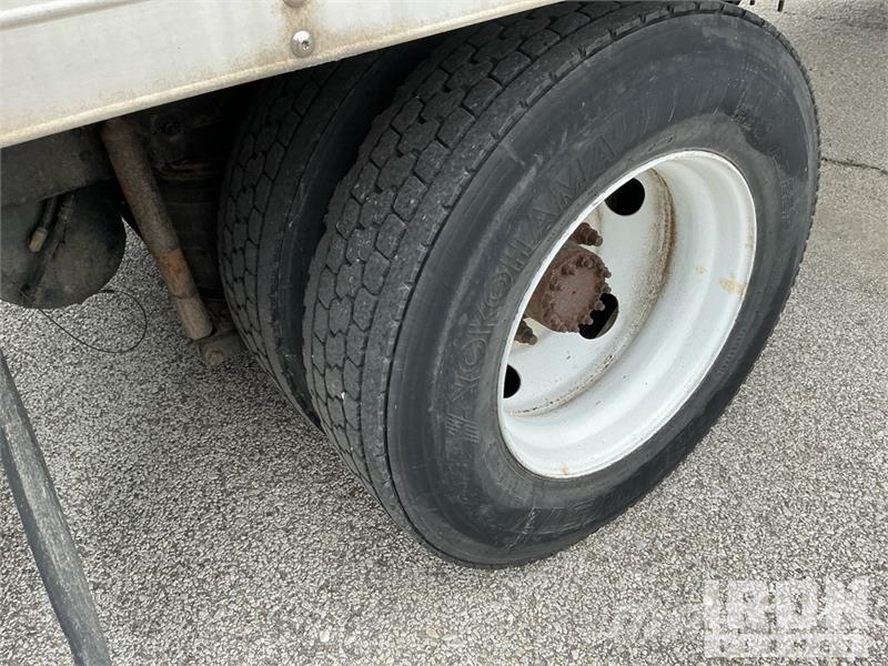 GMC T7500 شاحنات ذات هيكل صندوقي