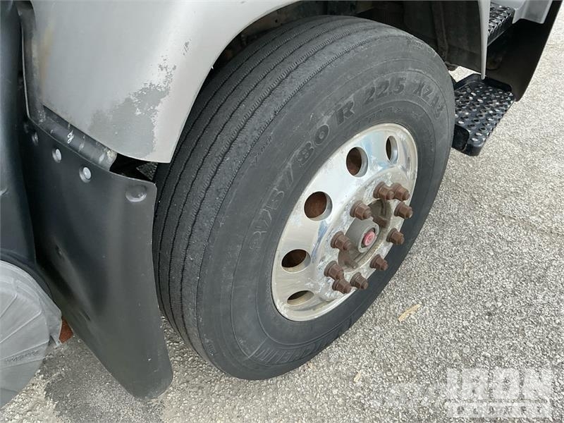 GMC T7500 شاحنات ذات هيكل صندوقي