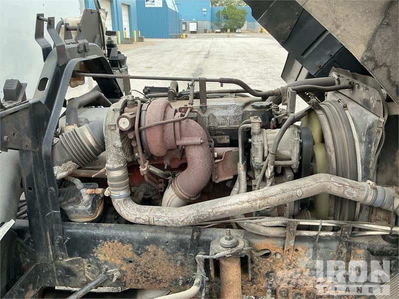 GMC T7500 شاحنات ذات هيكل صندوقي