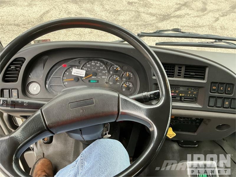 GMC T7500 شاحنات ذات هيكل صندوقي