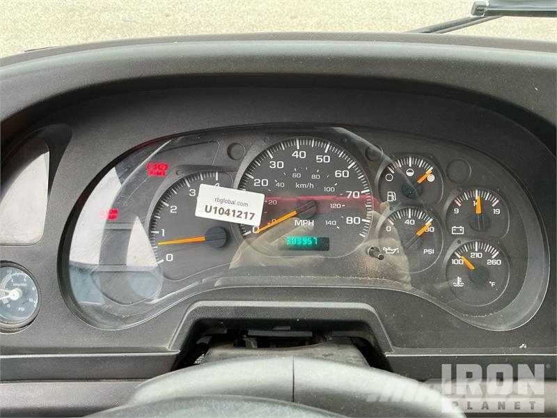 GMC T7500 شاحنات ذات هيكل صندوقي