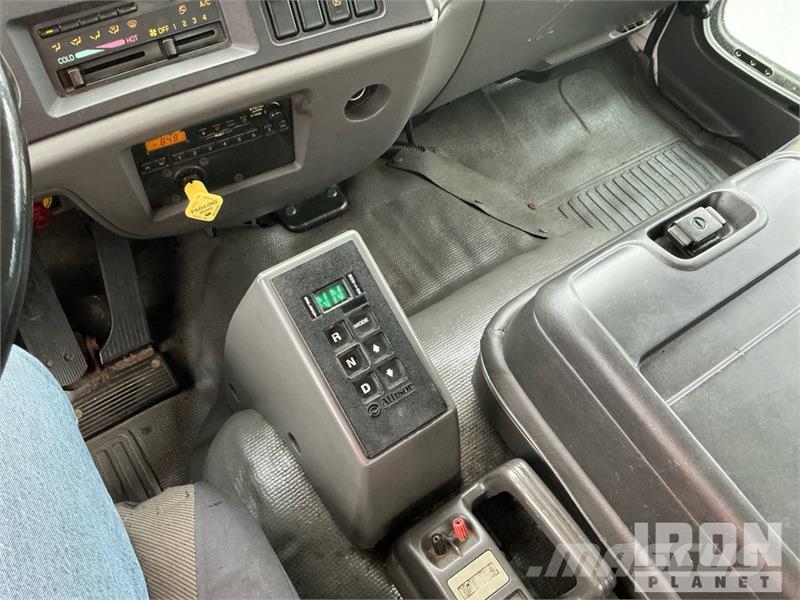GMC T7500 شاحنات ذات هيكل صندوقي