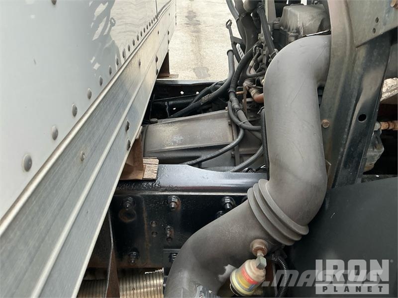 GMC T7500 شاحنات ذات هيكل صندوقي