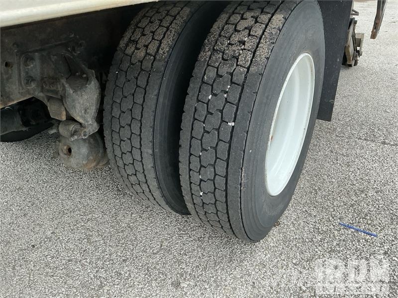 GMC T7500 شاحنات ذات هيكل صندوقي