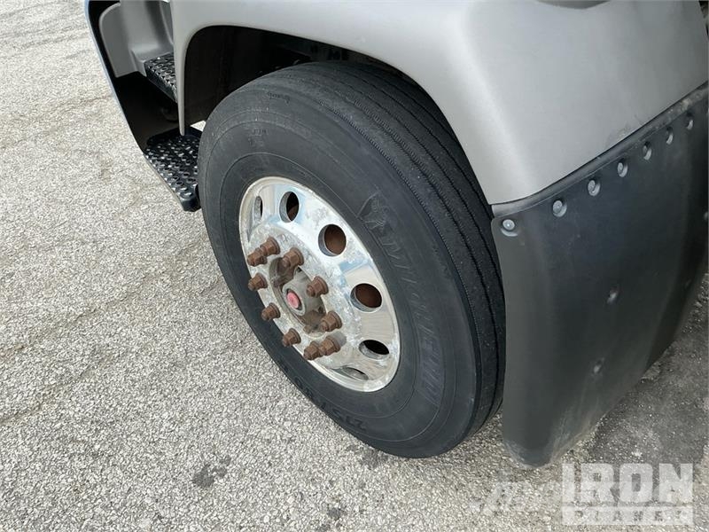 GMC T7500 شاحنات ذات هيكل صندوقي
