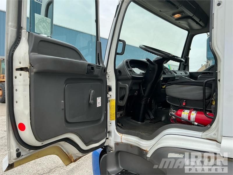 GMC T7500 شاحنات ذات هيكل صندوقي