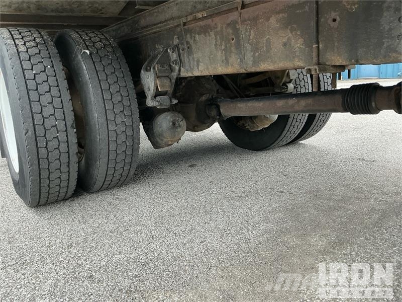 GMC T7500 شاحنات ذات هيكل صندوقي