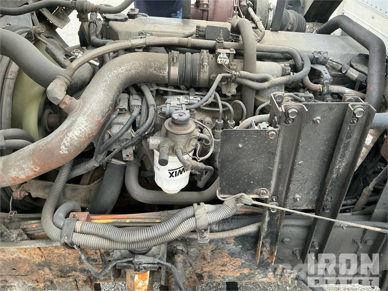 GMC T7500 شاحنات ذات هيكل صندوقي