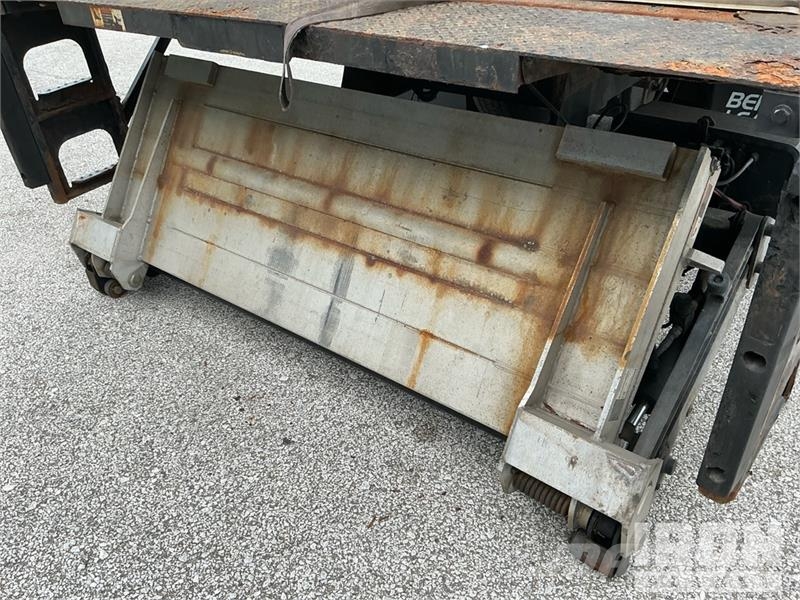 GMC T7500 شاحنات ذات هيكل صندوقي