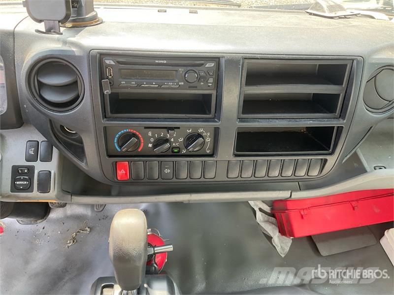 Hino 195 Camiones con caja de remolque