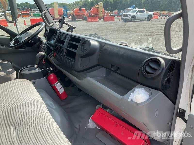 Hino 195 Camiones con caja de remolque