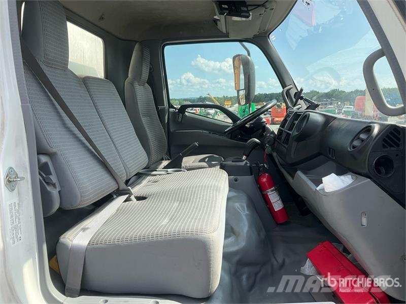 Hino 195 Camiones con caja de remolque