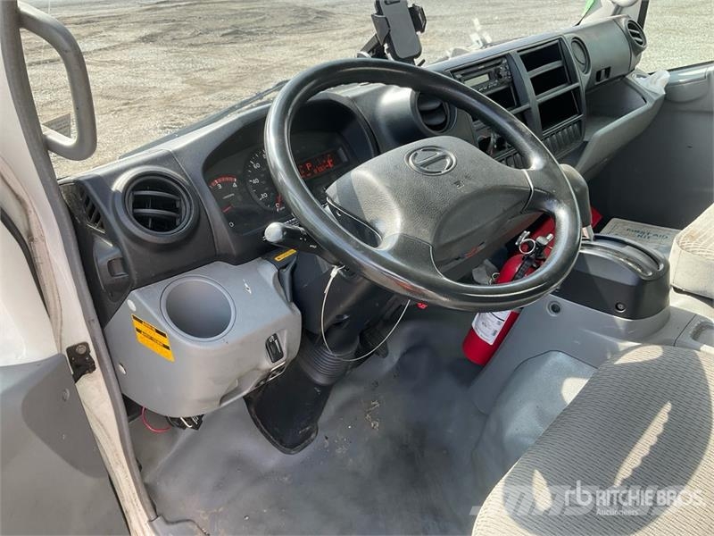 Hino 195 Camiones con caja de remolque