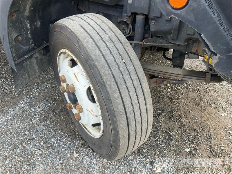 Hino 195 Camiones con caja de remolque