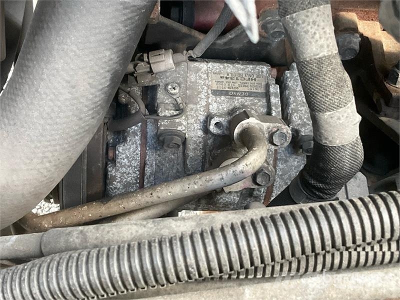 Hino 195 Camiones con caja de remolque