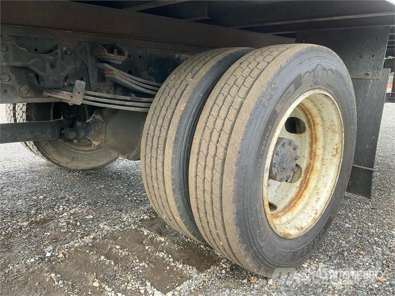 Hino 195 Camiones con caja de remolque