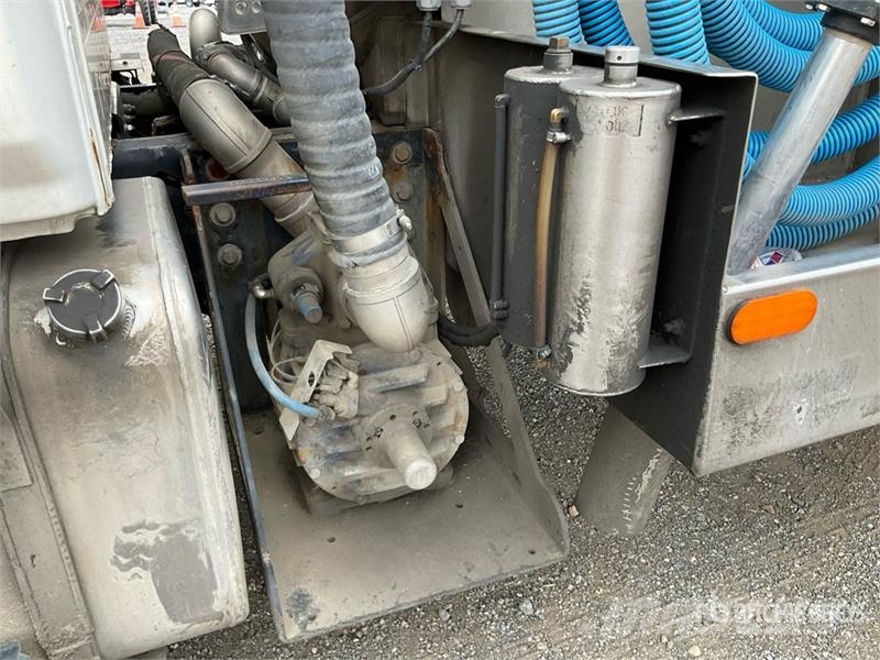 Hino 258 4x2 Vacuum Tanker Truck Slamsuger