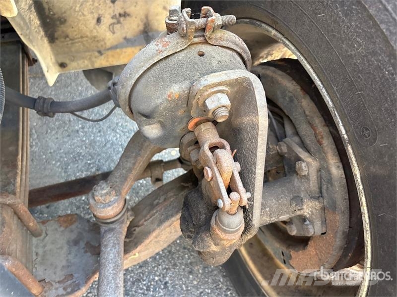 Hino 268 شاحنات ذات هيكل صندوقي