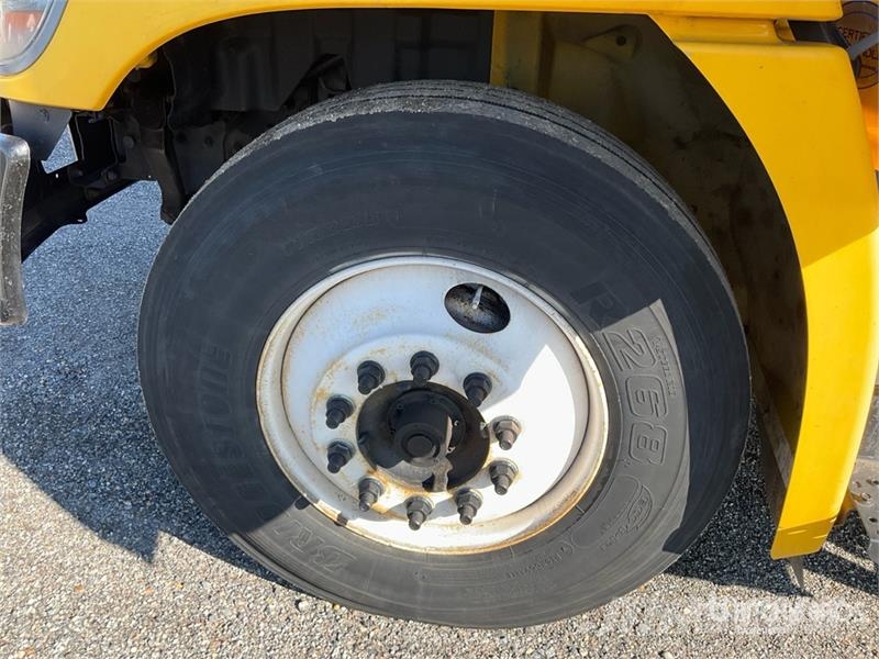 Hino 268 شاحنات ذات هيكل صندوقي