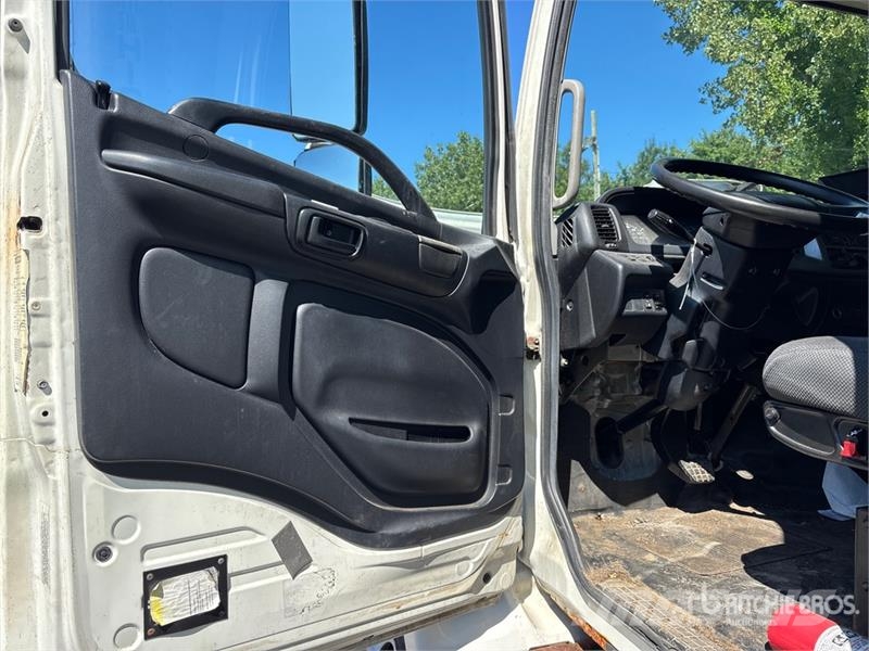 Hino 268 شاحنات ذات هيكل صندوقي