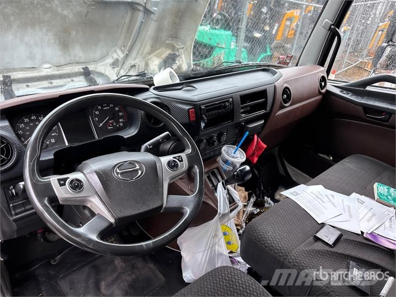 Hino 268 Camiones caja cerrada