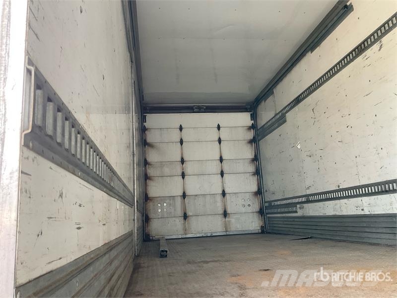 Hino 268 Camiones con caja de remolque