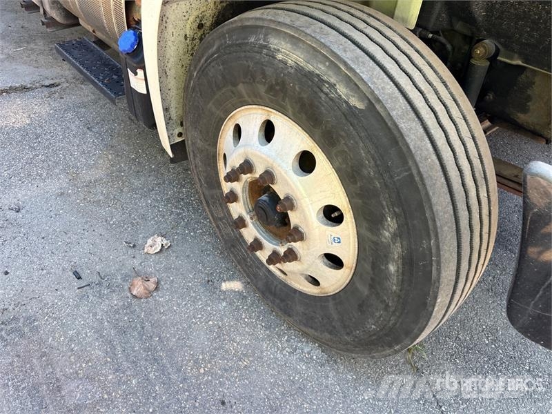 Hino 268 شاحنات ذات هيكل صندوقي