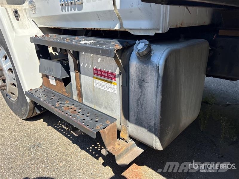 Hino 268 شاحنات ذات هيكل صندوقي