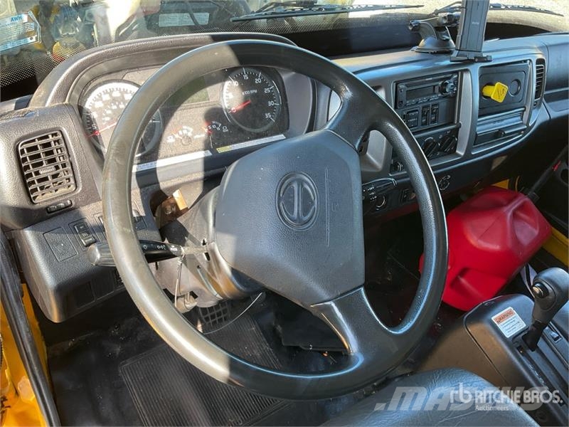 Hino 268 شاحنات ذات هيكل صندوقي
