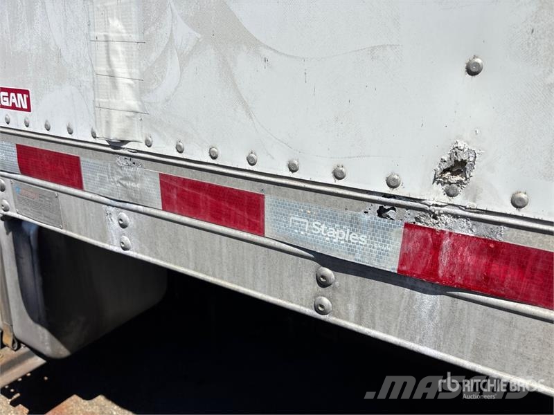 Hino 268 شاحنات ذات هيكل صندوقي