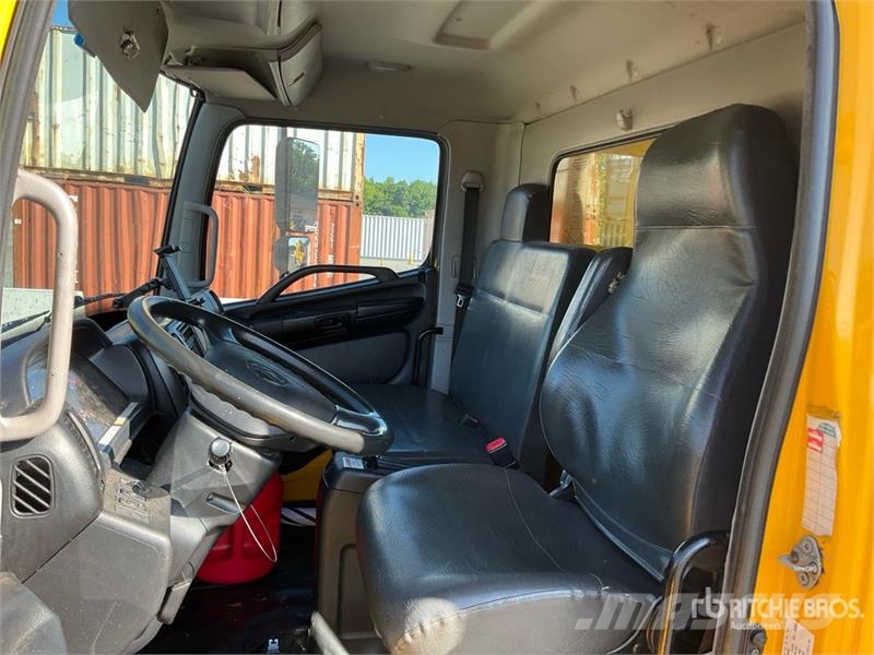 Hino 268 شاحنات ذات هيكل صندوقي