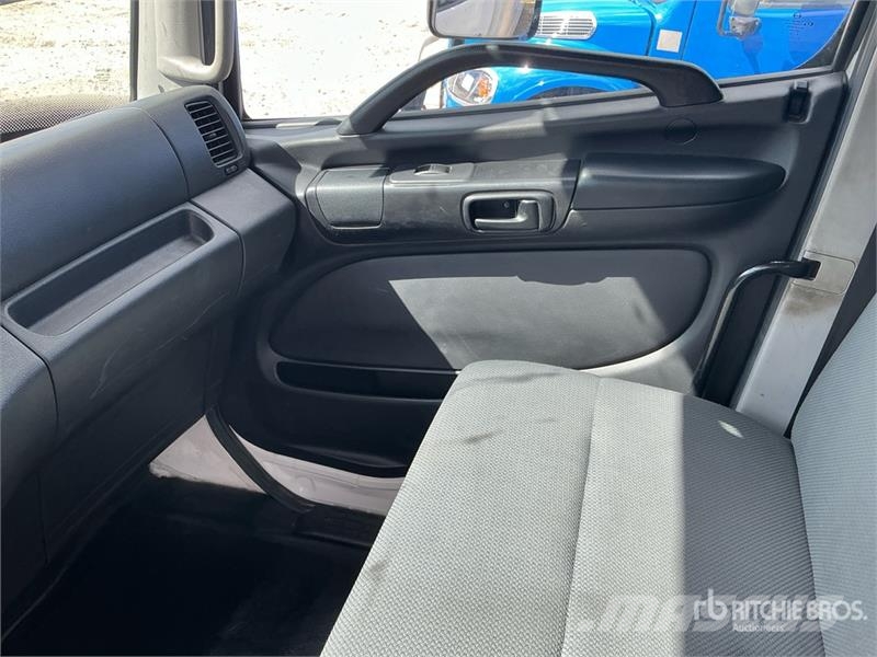 Hino 268 Camiones caja cerrada