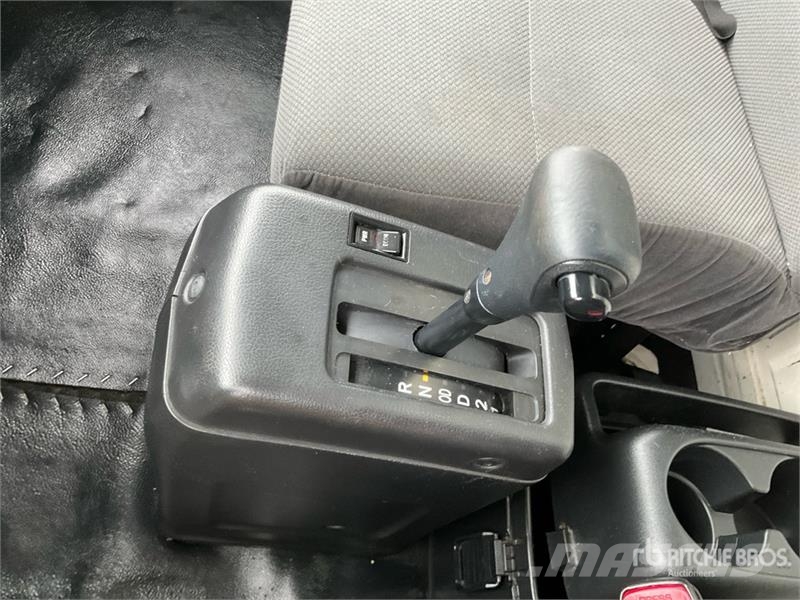Hino 338 Bakwagens met gesloten opbouw